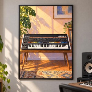 Op de afbeelding: Een ingelijste wandkunstprint met een Roland Jupiter-8 synthesizer op een houten tafel. De synthesizer heeft een zwart bedieningspaneel met kleurrijke knoppen, schuifregelaars en een wit toetsenbord, verlicht door warm, goudkleurig zonlicht.