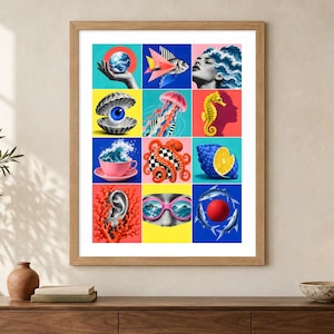 Op de afbeelding: Een ingelijste wandkunstprint met een raster van twaalf kleurrijke surrealistische illustraties. De afbeeldingen bevatten een hand die een wereldbol vasthoudt, een vis, een profiel met golfhaar, een oog in een schelp, een kwal, een zeepaardje, een theekopje met een golf, een octopus, een citrusschelp, een oor in koraal, een zwembril en vissen die rond een rode bol zwemmen.