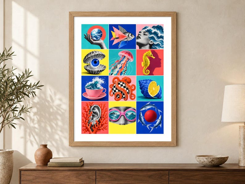 Op de afbeelding: Een ingelijste wandkunstprint met een raster van twaalf kleurrijke surrealistische illustraties. De afbeeldingen bevatten een hand die een wereldbol vasthoudt, een vis, een profiel met golfhaar, een oog in een schelp, een kwal, een zeepaardje, een theekopje met een golf, een octopus, een citrusschelp, een oor in koraal, een zwembril en vissen die rond een rode bol zwemmen.