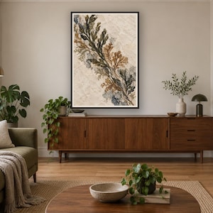 Peut inclure: Une &oelig;uvre d'art murale rectangulaire encadr&eacute;e pr&eacute;sentant une composition diagonale d'&eacute;l&eacute;ments botaniques dans des tons de vert fonc&eacute;, brun et bleu sourd sur un fond beige clair textur&eacute;, expos&eacute;e dans un cadre noir sur un mur.