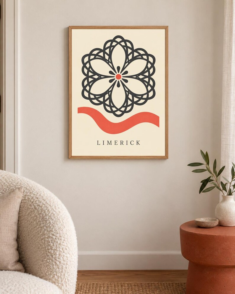 K&ouml;nnte beinhalten: Ein gerahmter Wandkunstdruck mit cremefarbenem Hintergrund, einem zentralen schwarzen geometrischen Blumenmotiv, einem kleinen roten Punkt in der Mitte, einer horizontalen roten Wellenlinie unter dem Motiv und dem Wort LIMERICK in schwarzen Gro&szlig;buchstaben.