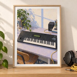 Pode incluir: Uma impress&atilde;o art&iacute;stica emoldurada retratando um sintetizador Korg M1 preto sobre uma mesa violeta clara. A cena inclui uma planta em vaso, um pequeno alto-falante, livros e um cabo amarelo, sob luz natural suave com sombras de janela.