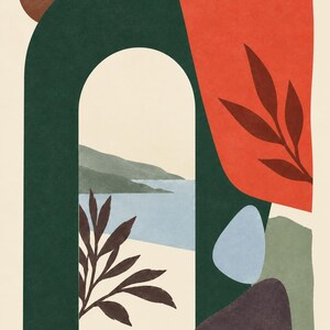Pu&ograve; includere: Una stampa artistica da parete con un arco verde scuro che incornicia un paesaggio costiero con mare azzurro e colline. La composizione include forme astratte in arancione, azzurro e viola scuro, motivi a foglia e il testo HOME MEMORY LAYERS.