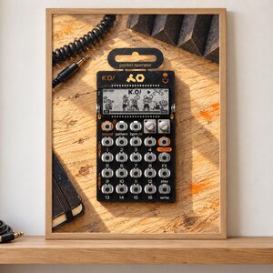 Op de afbeelding: Een zwarte pocket operator synthesizer met een oranje en witte interface en een digitaal scherm met de tekst K.O. en cartoonafbeeldingen. Het apparaat heeft zestien genummerde knoppen, twee zilverkleurige draaiknoppen en een lipje aan de bovenkant.