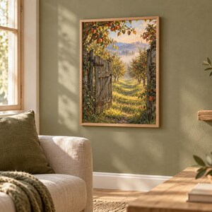 Peut inclure: Une impression d'art murale rectangulaire dans un cadre en bois clair repr&eacute;sentant un portail en bois ouvert menant &agrave; un verger ensoleill&eacute; avec des rang&eacute;es d'arbres, de l'herbe verte et des collines lointaines sous un ciel doux.