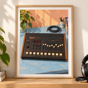 K&ouml;nnte beinhalten: Ein gerahmter Druck einer Vintage-Drummaschine LinnDrum LM-2 mit schwarzem Bedienfeld, Holzseitenteilen, mehreren Schiebereglern und quadratischen Tasten. Das Display zeigt den roten digitalen Text 120 auf einer hellblauen Oberfl&auml;che.