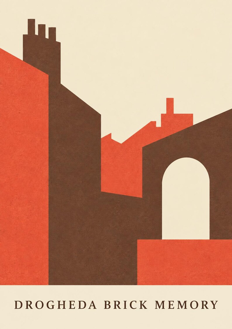K&ouml;nnte beinhalten: Ein grafischer Kunstdruck mit einer stilisierten architektonischen Szene in Orange-, Dunkelbraun- und Cremet&ouml;nen. Die Komposition zeigt geometrische Geb&auml;udesilhouetten, Schornsteine und einen Torbogen. Der Text DROGHEDA BRICK MEMORY ist unten aufgedruckt.