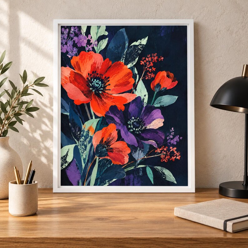K&ouml;nnte beinhalten: Ein gerahmter Kunstdruck mit einem lebendigen Blumenarrangement vor einem dunkelblauen Hintergrund. Die Komposition zeigt gro&szlig;e, kr&auml;ftige rote und violette Bl&uuml;ten mit gr&uuml;nem Blattwerk sowie kleine B&uuml;schel winziger violetter und roter Bl&uuml;ten.
