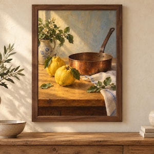 Op de afbeelding: Een ingelijst stilleven met twee gele kweeperen met groene bladeren, een koperen pan en een keramische kan met blauwe bloemmotieven op een houten tafel. De sc&egrave;ne wordt verlicht door warm zonlicht dat zachte schaduwen op het oppervlak werpt.