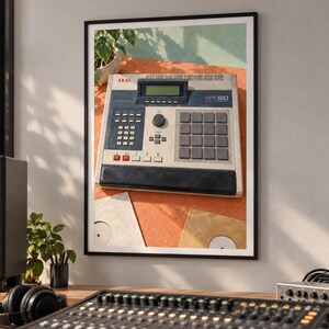 Pu&ograve; includere: Una stampa da parete incorniciata che raffigura un centro di produzione musicale Akai MPC60. Il dispositivo &egrave; grigio chiaro con un pannello di controllo blu scuro, un display digitale, un tastierino numerico e una griglia di sedici pad.