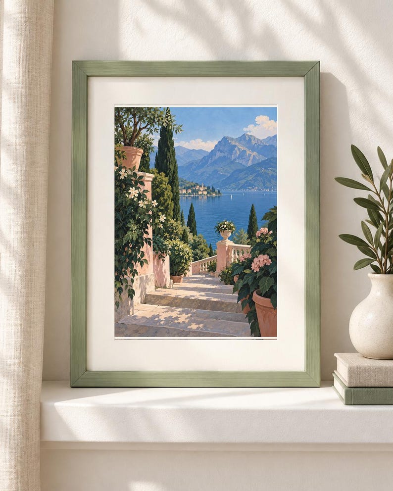 Peut inclure: Une impression d'art encadr&eacute;e repr&eacute;sentant un paysage avec un escalier en pierre menant vers un lac bleu et des montagnes. La sc&egrave;ne comprend des pots en terre cuite avec des fleurs, des cypr&egrave;s et un cadre vert clair avec un passe-partout blanc.