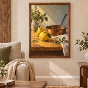 Op de afbeelding: Een ingelijst stilleven met twee gele kweeperen, een koperen pan en een keramische kan met witte bloemen op een houten tafel. Het kunstwerk toont warm zonlicht dat realistische schaduwen over de sc&egrave;ne werpt in een realistische stijl.