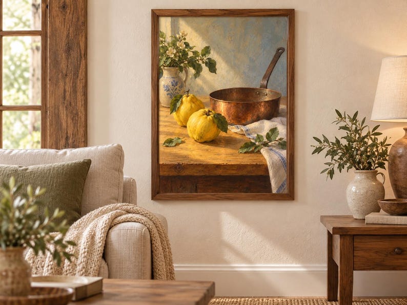Op de afbeelding: Een ingelijst stilleven met twee gele kweeperen, een koperen pan en een keramische kan met witte bloemen op een houten tafel. Het kunstwerk toont warm zonlicht dat realistische schaduwen over de sc&egrave;ne werpt in een realistische stijl.