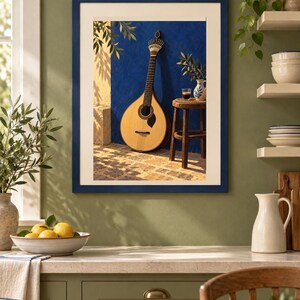 Pode incluir: Uma impress&atilde;o art&iacute;stica emoldurada apresentando uma guitarra portuguesa de cor clara encostada a uma parede azul vibrante. Ao lado da guitarra, h&aacute; um pequeno banco de madeira com um copo de l&iacute;quido escuro e um jarro de cer&acirc;mica branca.