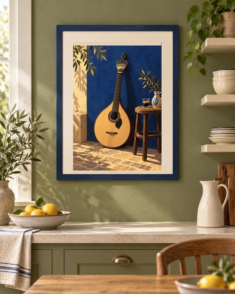 Pode incluir: Uma impress&atilde;o art&iacute;stica emoldurada apresentando uma guitarra portuguesa de cor clara encostada a uma parede azul vibrante. Ao lado da guitarra, h&aacute; um pequeno banco de madeira com um copo de l&iacute;quido escuro e um jarro de cer&acirc;mica branca.