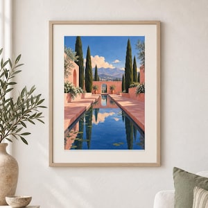 Pu&ograve; includere: Una stampa d'arte incorniciata che raffigura un cortile in stile mediterraneo con una lunga vasca riflettente rettangolare. La scena presenta alti cipressi slanciati, pareti color terracotta, piante in vaso e montagne in lontananza.