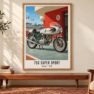 Puede incluir: Una l&aacute;mina enmarcada que muestra una motocicleta Ducati 750 Super Sport plateada y verde de 1974 aparcada frente a un edificio rojo con un cartel del n&uacute;mero 6. El texto en la parte inferior dice 750 SUPER SPORT y Ducati - 1974 en letras negras.