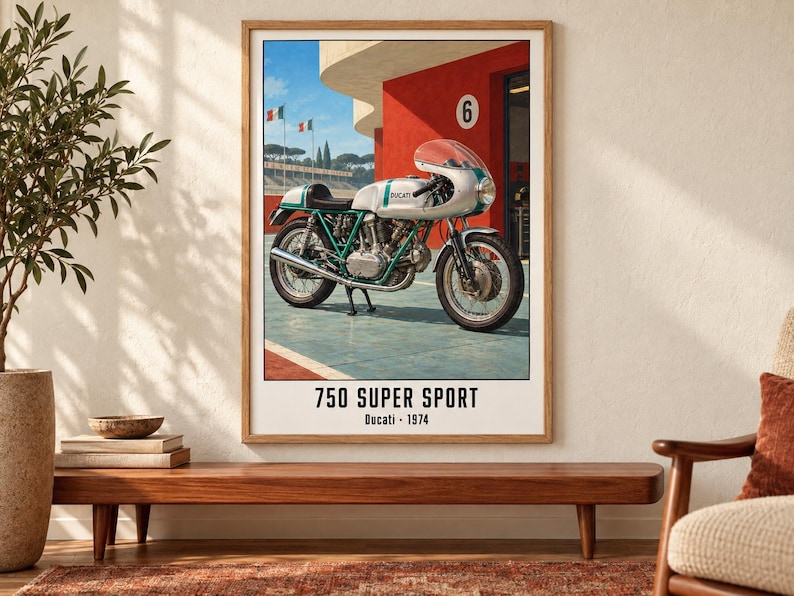 Puede incluir: Una l&aacute;mina enmarcada que muestra una motocicleta Ducati 750 Super Sport plateada y verde de 1974 aparcada frente a un edificio rojo con un cartel del n&uacute;mero 6. El texto en la parte inferior dice 750 SUPER SPORT y Ducati - 1974 en letras negras.