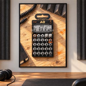 Op de afbeelding: Een zwarte Teenage Engineering PO-33 K.O! pocket operator synthesizer met een monochroom LCD-scherm dat de tekst K.O! weergeeft, een raster van zestien ronde knoppen, twee zilveren draaiknoppen en oranje accenten op een houten ondergrond.