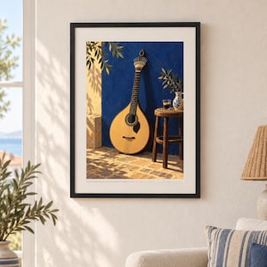 Pode incluir: Uma impress&atilde;o art&iacute;stica emoldurada que retrata uma guitarra portuguesa de cor clara encostada a uma parede azul vibrante. Ao lado do instrumento, um pequeno banco de madeira sustenta um copo com l&iacute;quido escuro e um jarro de cer&acirc;mica.