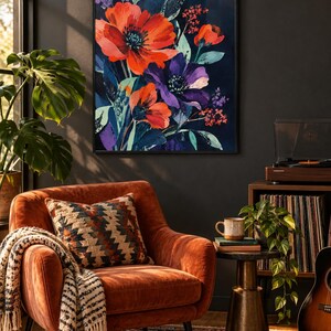 K&ouml;nnte beinhalten: Ein rechteckiger Wandkunstdruck mit einem lebendigen Blumenarrangement aus gro&szlig;en orangefarbenen und violetten Bl&uuml;ten vor einem dunkelblauen Hintergrund. Das Gem&auml;lde zeigt kr&auml;ftige Pinselstriche und kontrastierende Farben.