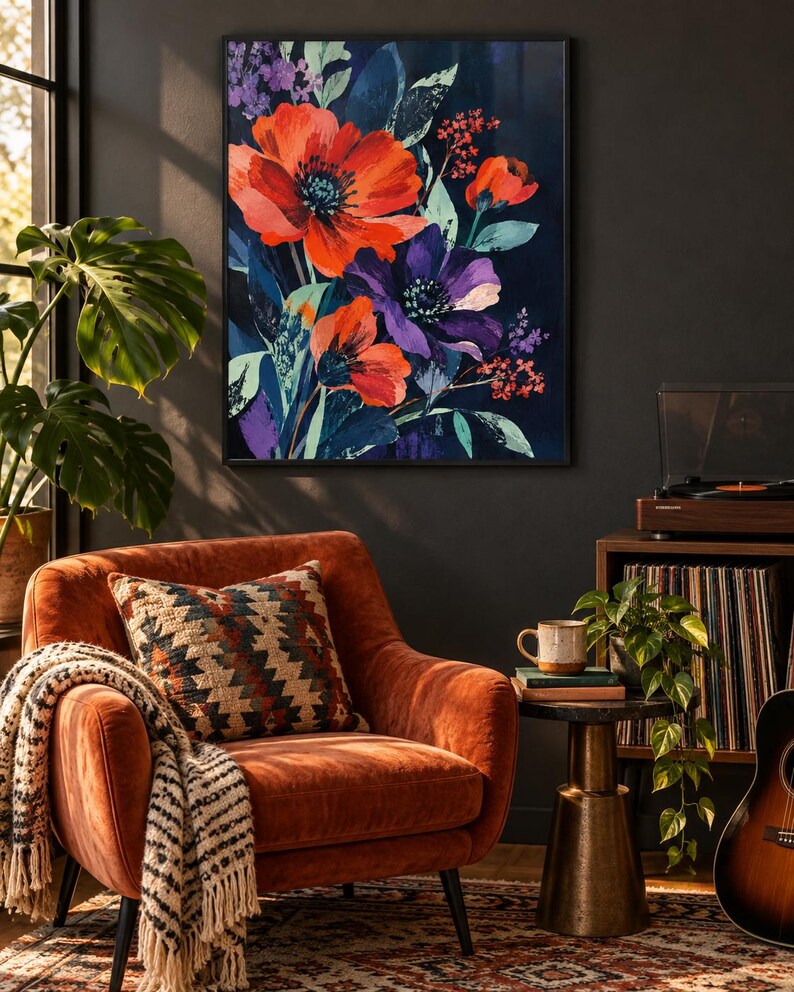 K&ouml;nnte beinhalten: Ein rechteckiger Wandkunstdruck mit einem lebendigen Blumenarrangement aus gro&szlig;en orangefarbenen und violetten Bl&uuml;ten vor einem dunkelblauen Hintergrund. Das Gem&auml;lde zeigt kr&auml;ftige Pinselstriche und kontrastierende Farben.