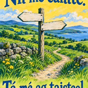 Op de afbeelding: Een landschapsschilderij met een houten wegwijzer met twee lege pijlen. De tekst "N&iacute;l m&eacute; caillte." staat bovenaan en "T&aacute; m&eacute; ag taisteal." onderaan. De sc&egrave;ne toont een groen kustpad, stenen muren en gele bloemen in het gras.