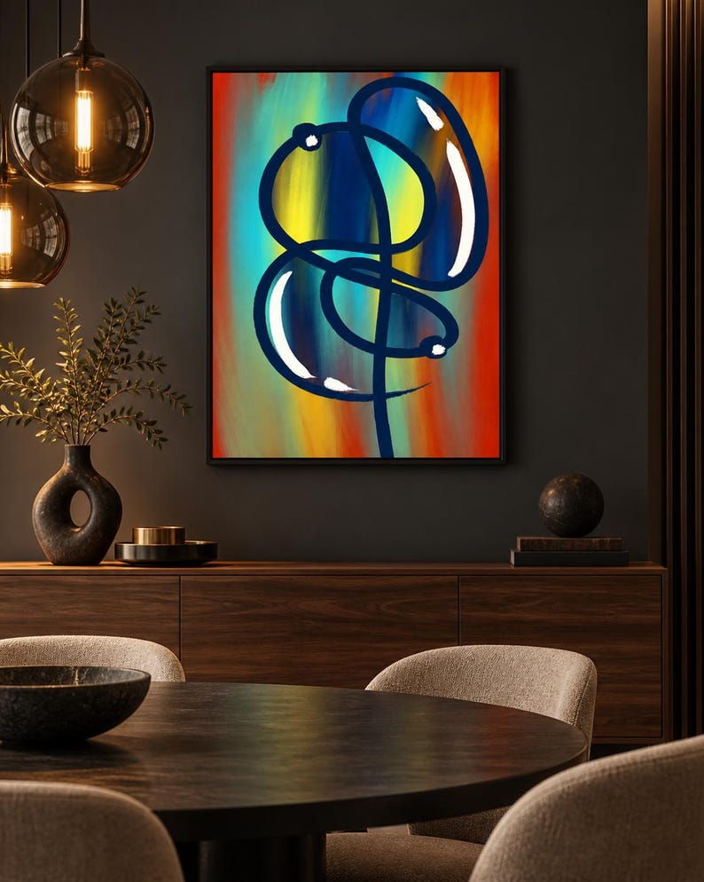 Pu&ograve; includere: Un'opera d'arte da parete incorniciata caratterizzata da una linea continua blu scuro che forma una figura astratta con riflessi bianchi. Lo sfondo &egrave; composto da pennellate verticali sfumate in tonalit&agrave; vivaci di arancione, giallo e verde acqua.