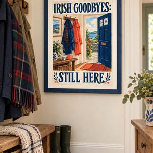 K&ouml;nnte beinhalten: Ein gerahmter Kunstdruck mit dem Titel IRISH GOODBYES: STILL HERE. Die Illustration zeigt eine offene blaue T&uuml;r mit Blick auf eine K&uuml;stenlandschaft, M&auml;ntel an einer Garderobe, eine Holzbank und Tassen in einem Flur, alles in einem blauen Rahmen.