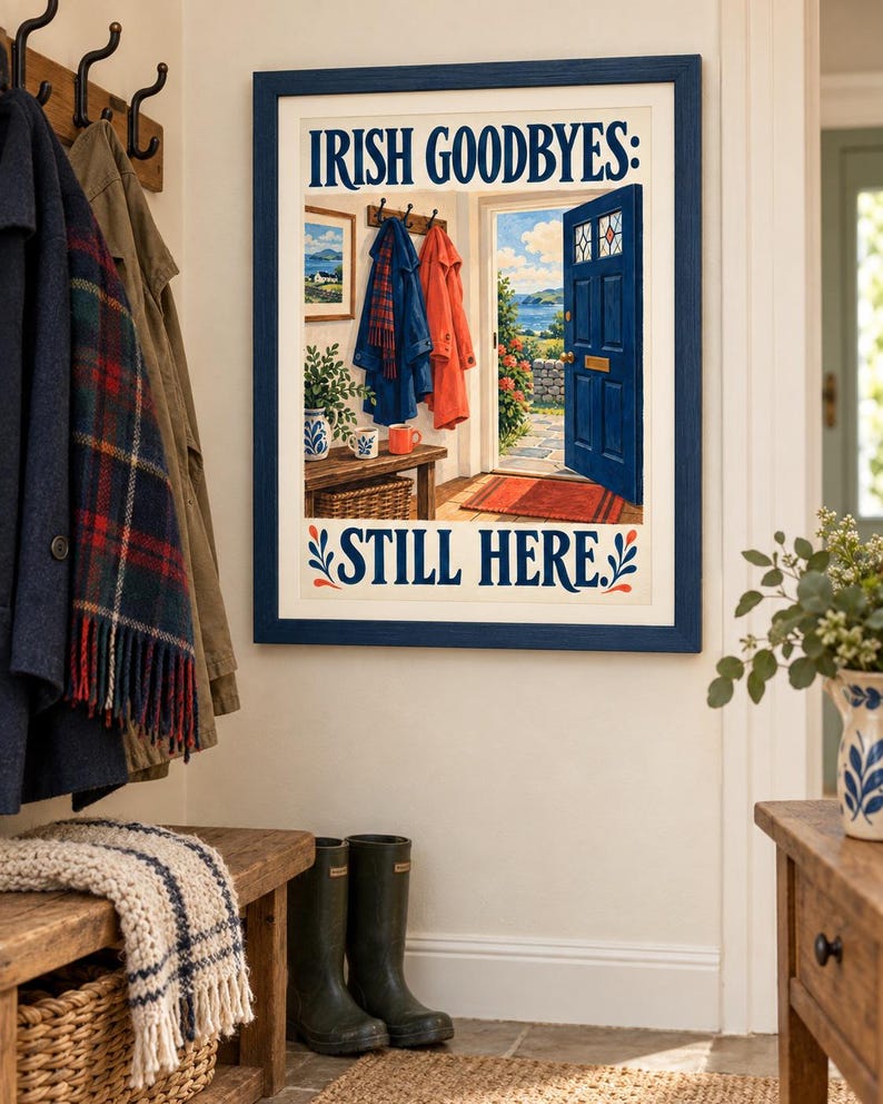 K&ouml;nnte beinhalten: Ein gerahmter Kunstdruck mit dem Titel IRISH GOODBYES: STILL HERE. Die Illustration zeigt eine offene blaue T&uuml;r mit Blick auf eine K&uuml;stenlandschaft, M&auml;ntel an einer Garderobe, eine Holzbank und Tassen in einem Flur, alles in einem blauen Rahmen.