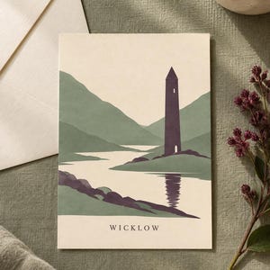 Peut inclure: Une carte de v&oelig;ux rectangulaire pr&eacute;sentant une illustration stylis&eacute;e d'une haute tour violet fonc&eacute; sur un paysage vert au bord d'une rivi&egrave;re. La sc&egrave;ne comprend des collines vertes et le mot WICKLOW imprim&eacute; en noir en bas au centre.