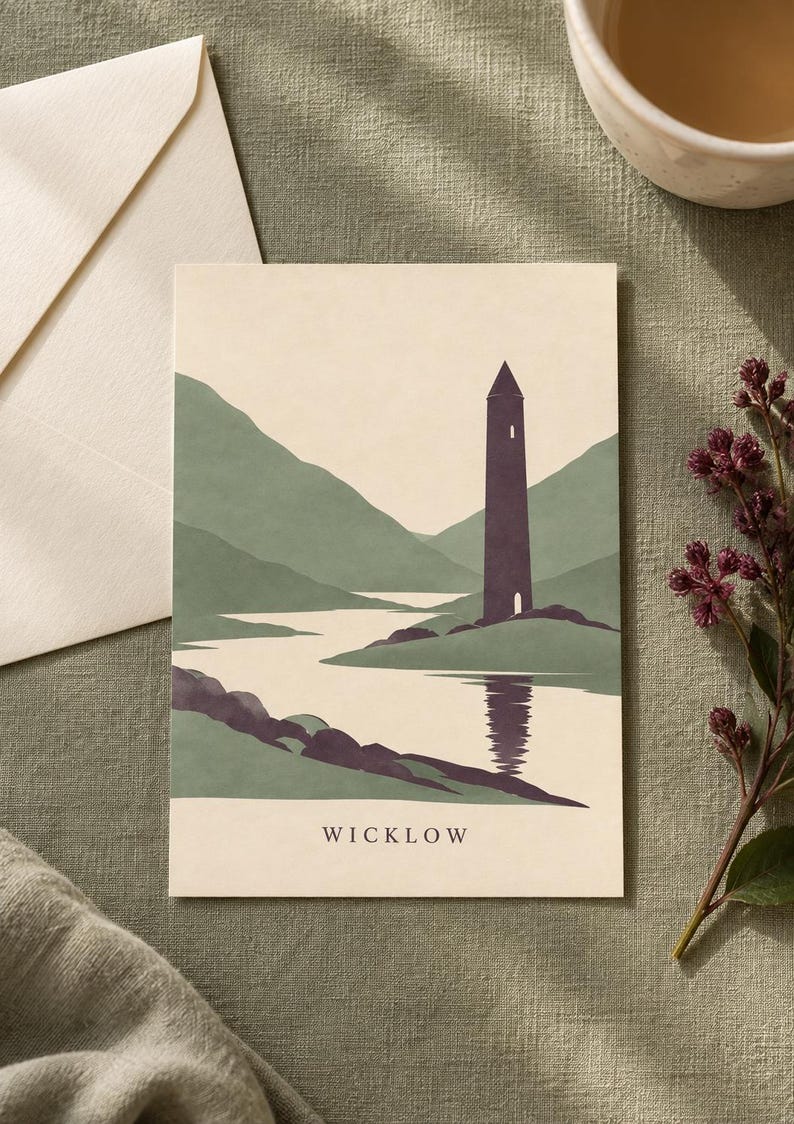 Peut inclure: Une carte de v&oelig;ux rectangulaire pr&eacute;sentant une illustration stylis&eacute;e d'une haute tour violet fonc&eacute; sur un paysage vert au bord d'une rivi&egrave;re. La sc&egrave;ne comprend des collines vertes et le mot WICKLOW imprim&eacute; en noir en bas au centre.