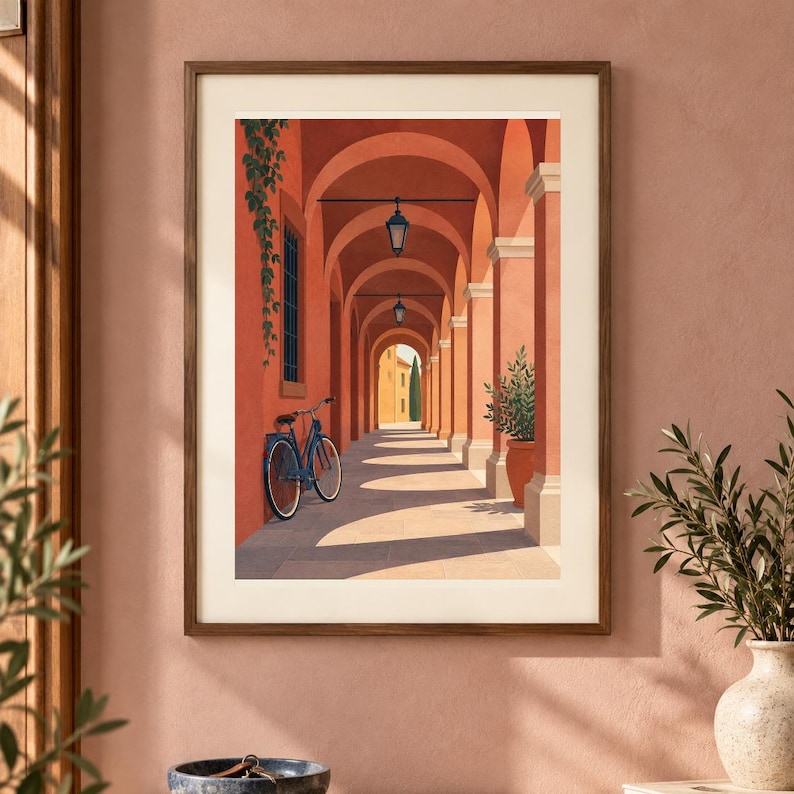 Pu&ograve; includere: Una stampa d'arte incorniciata che raffigura una vista in prospettiva di un porticato color terracotta con lanterne sospese. Una bicicletta blu &egrave; appoggiata a una parete coperta di rampicanti verdi, vicino a una pianta in vaso nel corridoio.