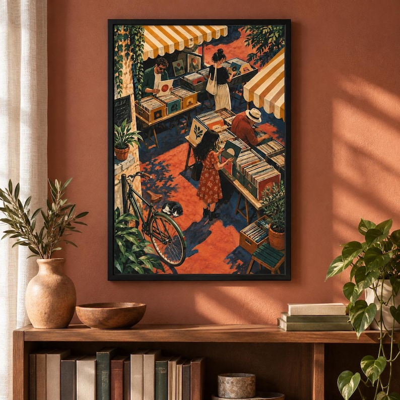 Pu&ograve; includere: Una stampa artistica incorniciata che raffigura un mercato di dischi in vinile all'aperto con persone che sfogliano casse sotto tende a righe gialle e bianche. Una bicicletta nera &egrave; appoggiata a un muro vicino a un gatto, con toni arancioni.