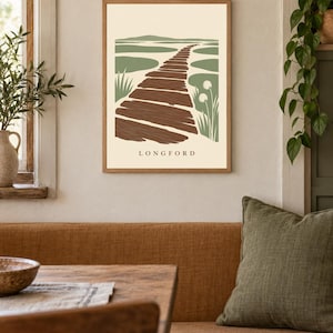 Puede incluir: Una l&aacute;mina art&iacute;stica enmarcada con una ilustraci&oacute;n paisaj&iacute;stica estilizada de un sendero de madera marr&oacute;n que conduce hacia colinas verdes, sobre un fondo crema con el texto LONGFORD impreso en negro en la parte inferior central.