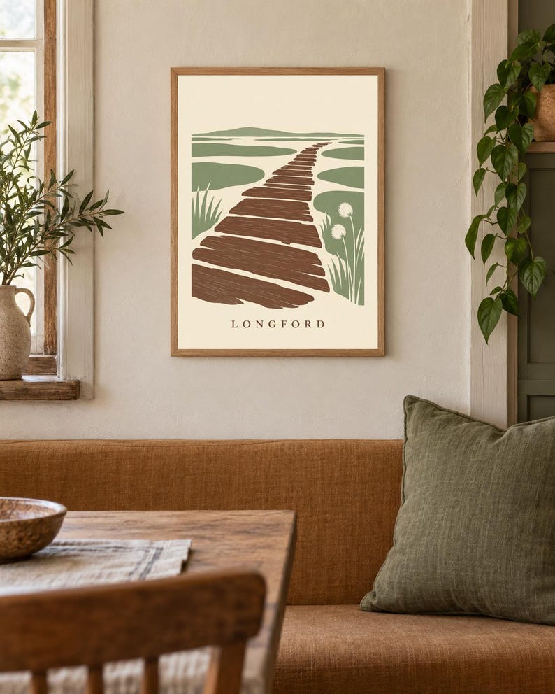 Puede incluir: Una l&aacute;mina art&iacute;stica enmarcada con una ilustraci&oacute;n paisaj&iacute;stica estilizada de un sendero de madera marr&oacute;n que conduce hacia colinas verdes, sobre un fondo crema con el texto LONGFORD impreso en negro en la parte inferior central.