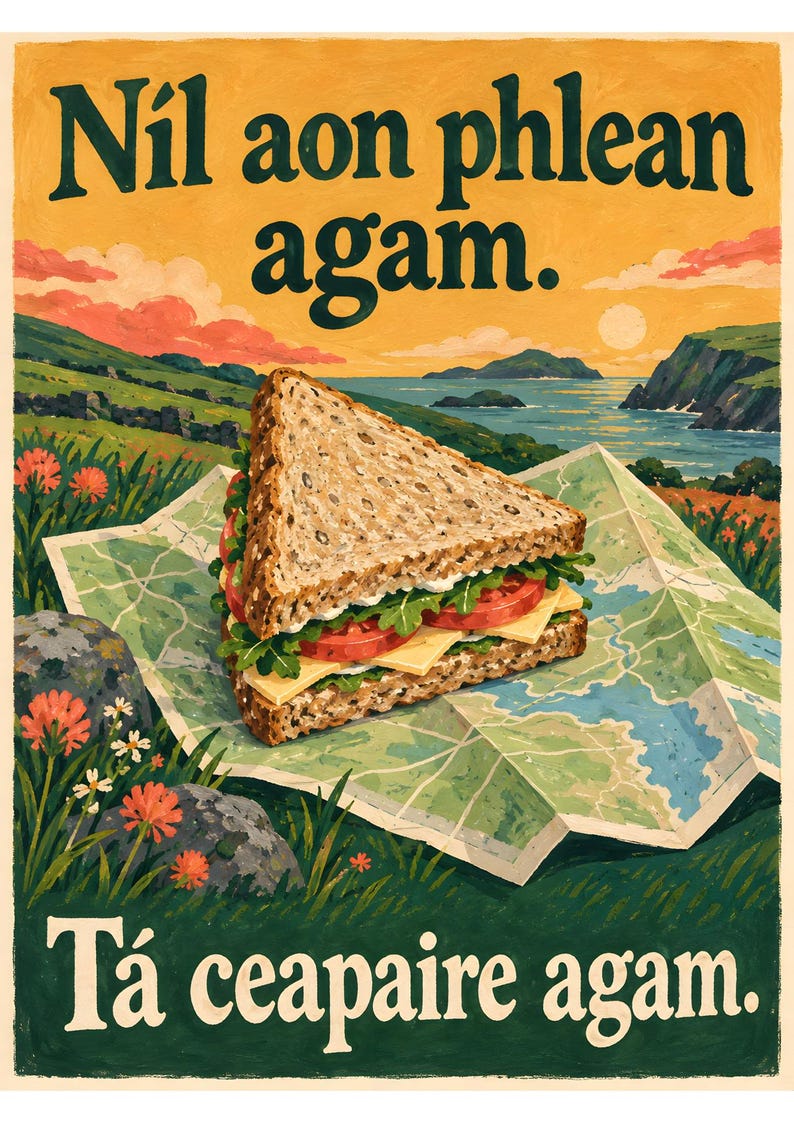 Op de afbeelding: Een posterillustratie met een sandwich op een kaart met de tekst N&iacute;l aon phlean agam en T&aacute; ceapaire agam. De sandwich bevat meergranenbrood, kaas, tomaat en groenten. De achtergrond toont een kustlandschap met heuvels, water en een zonsondergang.
