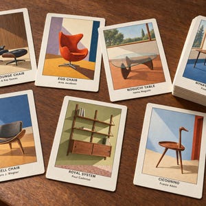 Puede incluir: Un juego de cartas rectangulares con ilustraciones de muebles que incluyen la Eames Lounge Chair, Egg Chair, Noguchi Table, Nyhavn Desk, Shell Chair, Royal System y Cicognino, cada una etiquetada con el nombre del objeto y su dise&ntilde;ador.