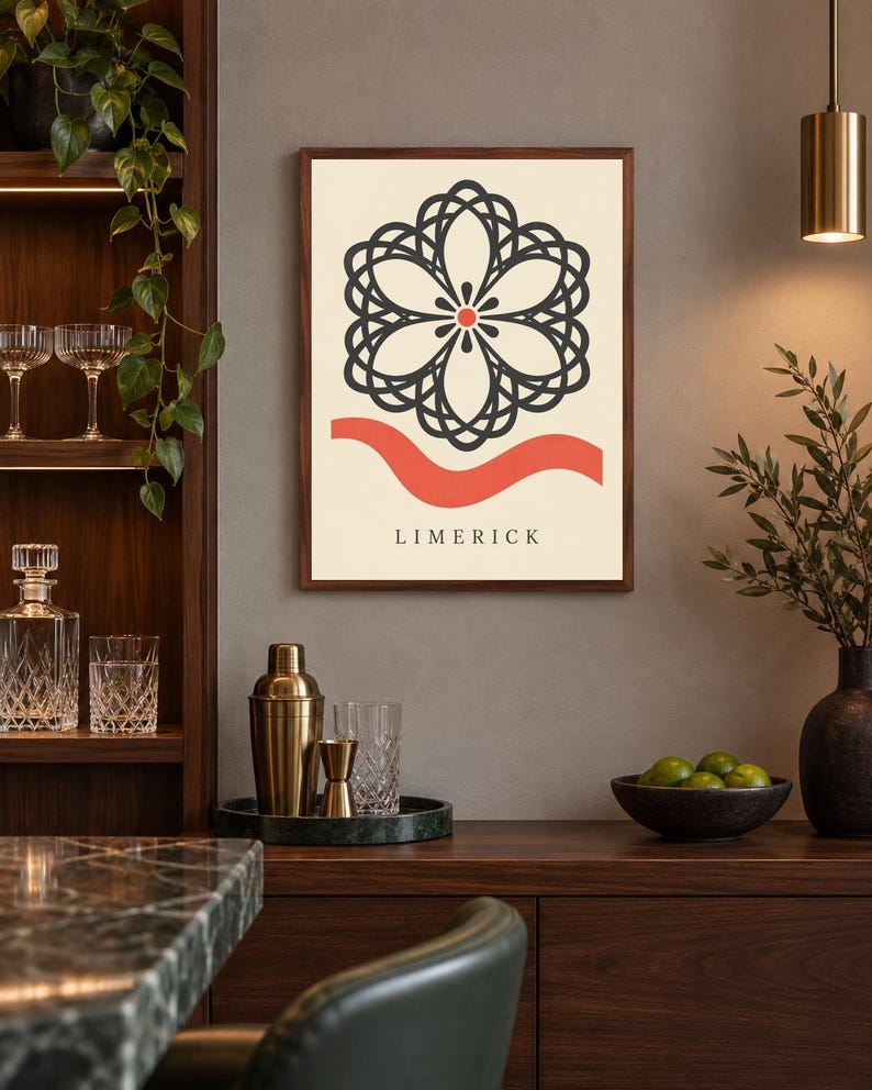 K&ouml;nnte beinhalten: Ein gerahmter Kunstdruck mit cremefarbenem Hintergrund und einem dunkelgrauen, symmetrischen, blumenartigen geometrischen Muster in der Mitte. Darunter befindet sich eine horizontale, wellenf&ouml;rmige korallenrote Linie und das Wort LIMERICK.