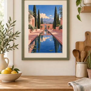 Pu&ograve; includere: Una stampa artistica incorniciata raffigurante un paesaggio mediterraneo con una lunga piscina rettangolare blu, alti cipressi, pareti in stucco rosa e montagne in lontananza sotto un cielo azzurro, in una cornice verde salvia.