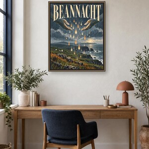 Puede incluir: Una impresi&oacute;n art&iacute;stica enmarcada titulada BEANNACHT que presenta una ilustraci&oacute;n de un paisaje de acantilados costeros al atardecer con dos manos grandes que salen de las esquinas superiores, soltando gotas doradas brillantes sobre el mar.