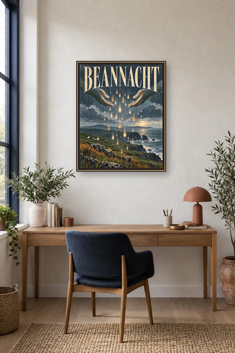 Puede incluir: Una impresi&oacute;n art&iacute;stica enmarcada titulada BEANNACHT que presenta una ilustraci&oacute;n de un paisaje de acantilados costeros al atardecer con dos manos grandes que salen de las esquinas superiores, soltando gotas doradas brillantes sobre el mar.