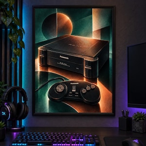 Puede incluir: Una impresi&oacute;n de arte mural enmarcada que muestra una consola de juegos Panasonic REAL FZ-1 3DO negra y su mando a juego. La obra presenta un fondo geom&eacute;trico oscuro con acentos de iluminaci&oacute;n en naranja y azul verdoso, resaltando el dise&ntilde;o.