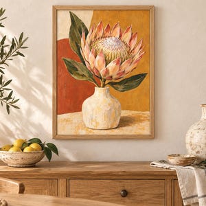 Pu&ograve; includere: Una stampa d'arte incorniciata che raffigura un dipinto di un grande fiore di protea rosa e bianco in un vaso di colore chiaro. Lo sfondo del dipinto &egrave; composto da blocchi astratti di rosso intenso e giallo dorato, racchiusi in una cornice di legno.