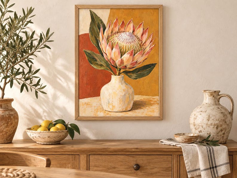 Pu&ograve; includere: Una stampa d'arte incorniciata che raffigura un dipinto di un grande fiore di protea rosa e bianco in un vaso di colore chiaro. Lo sfondo del dipinto &egrave; composto da blocchi astratti di rosso intenso e giallo dorato, racchiusi in una cornice di legno.