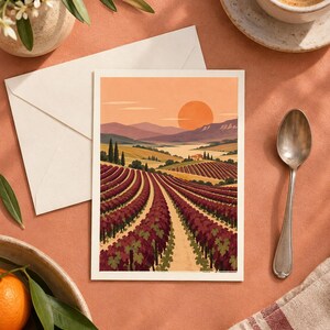 Pu&ograve; includere: Una stampa artistica rettangolare che presenta un'illustrazione paesaggistica di un vigneto con filari di viti rosso scuro, colline ondulate e un grande sole arancione che tramonta su un orizzonte lontano con alberi di cipresso.