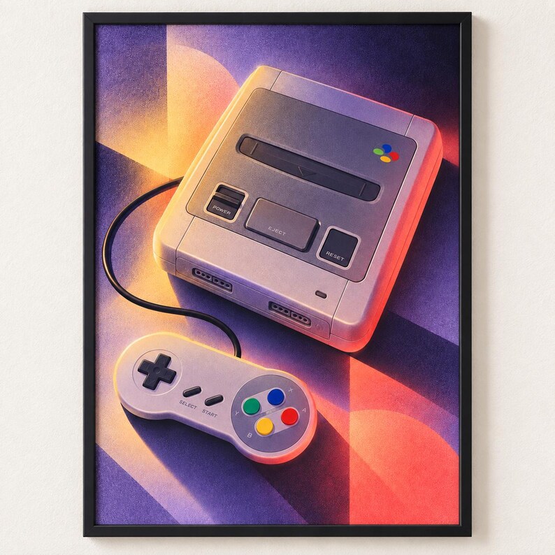 K&ouml;nnte beinhalten: Ein gerahmter Kunstdruck einer hellgrauen Retro-Spielkonsole mit passendem Controller. Die Konsole verf&uuml;gt &uuml;ber einen Power-, Eject- und Reset-Knopf sowie ein buntes Logo. Der Controller umfasst ein Steuerkreuz, Select- und Start-Tasten sowie vier farbige Aktionstasten, alles vor einem lebendigen geometrischen Hintergrund.
