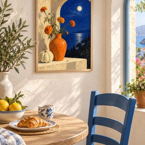 Puede incluir: Una impresi&oacute;n de arte mural rectangular enmarcada que representa una escena mediterr&aacute;nea con un jarr&oacute;n naranja que contiene cal&eacute;ndulas naranjas y una calabaza blanca sobre una repisa de piedra, frente a un cielo nocturno azul oscuro con luna llena.