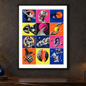 K&ouml;nnte beinhalten: Ein gerahmter Wandkunstdruck mit einem Raster aus zw&ouml;lf Feldern mit surrealistischen Collage-Bildern. Die Komposition umfasst schwarz-wei&szlig;e menschliche Gesichtsz&uuml;ge, Himmelsk&ouml;rper wie Planeten und Monde, eine Treppe, einen Stiefel und geometrische Formen in leuchtenden Farben.
