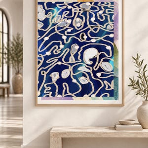 Puede incluir: Una pieza de arte mural rectangular enmarcada que presenta un fondo azul profundo superpuesto con una red compleja de l&iacute;neas finas de color beige claro y peque&ntilde;os acentos circulares blancos. La composici&oacute;n incluye formas abstractas en azul verdoso y morado.